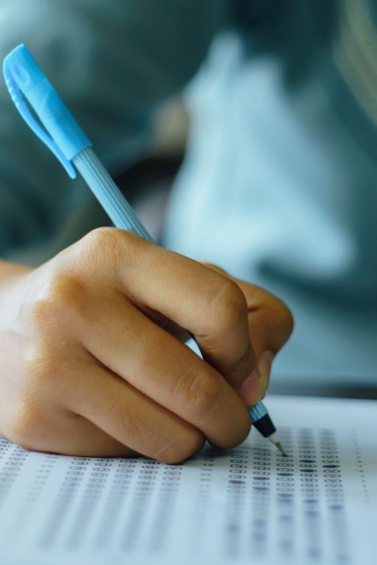 Persona escribiendo en una libreta